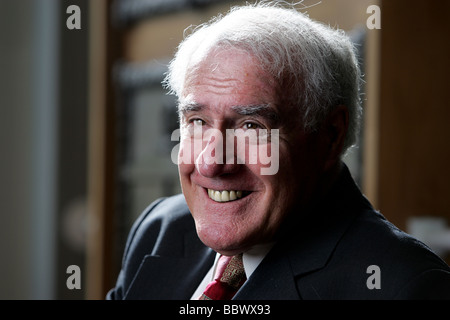 Der ehemalige Premierminister Sir Geoffrey Palmer, an seiner alten Schule Nelson Boys College, Nelson, Neuseeland Stockfoto