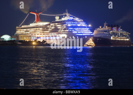 Kreuzfahrt-Schluck am Dock im Hafen, Nachtansicht. Stockfoto