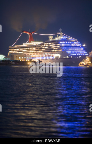 Kreuzfahrt-Schluck am Dock im Hafen, Nachtansicht. Stockfoto