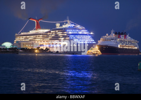 Kreuzfahrt-Schluck am Dock im Hafen, Nachtansicht. Stockfoto