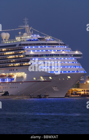 Kreuzfahrt-Schluck am Dock im Hafen, Nachtansicht. Stockfoto