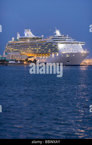 Kreuzfahrt-Schluck am Dock im Hafen, Nachtansicht. Stockfoto