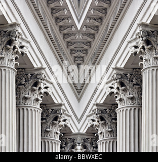 Spiegelbild der reich verzierten korinthischen Säulen und andere Details auf Bankgebäude in Charleston South Carolina Stockfoto