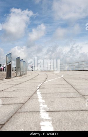 weiße Linien Plymouth. Graffiti-Universität von Plymouth. malte im Barbican, Hacke, Stadtzentrum von Plymouth. Schüler-Kunst. Stockfoto