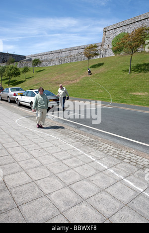 weiße Linien Plymouth. Graffiti-Universität von Plymouth. malte im Barbican, Hacke, Stadtzentrum von Plymouth. Schüler-Kunst. Stockfoto