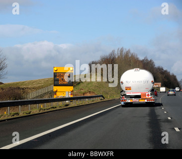 Warnung-Matrix verlangsamen Starkwind auf Autobahn im Laufe der LGV große LKW LKW Kraftstoff Benzin tanker Stockfoto