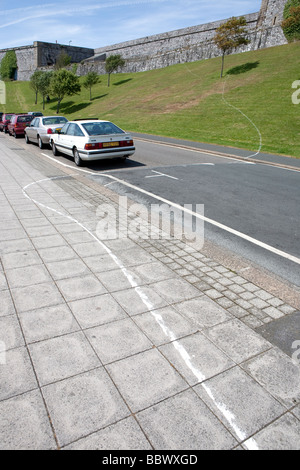 weiße Linien Plymouth. Graffiti-Universität von Plymouth. malte im Barbican, Hacke, Stadtzentrum von Plymouth. Schüler-Kunst. Stockfoto
