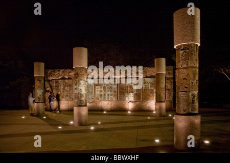 Fünf Säulen und einem großen Wandbild Epresent des New Deal in der Franklin Delano Roosevelt Memorial in Washington, D.C. Stockfoto