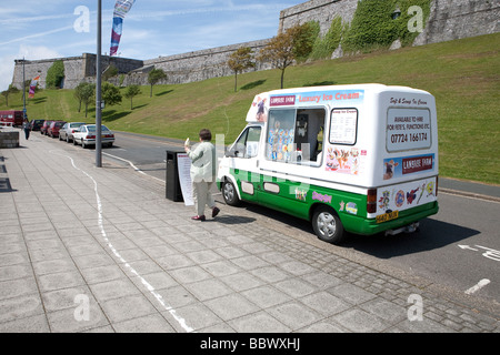 weiße Linien Plymouth. Graffiti-Universität von Plymouth. malte im Barbican, Hacke, Stadtzentrum von Plymouth. Schüler-Kunst. Stockfoto