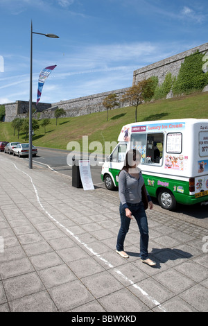 weiße Linien Plymouth. Graffiti-Universität von Plymouth. malte im Barbican, Hacke, Stadtzentrum von Plymouth. Schüler-Kunst. Stockfoto
