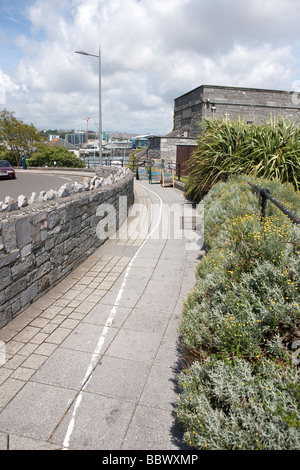 weiße Linien Plymouth. Graffiti-Universität von Plymouth. malte im Barbican, Hacke, Stadtzentrum von Plymouth. Schüler-Kunst. Stockfoto