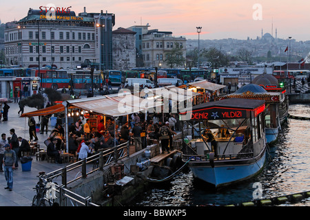 Fischbrötchen auf Verkauf in Booten am Ufer des Goldenen Horns, Abend-Stimmung, Eminoenue, Istanbul, Türkei Stockfoto