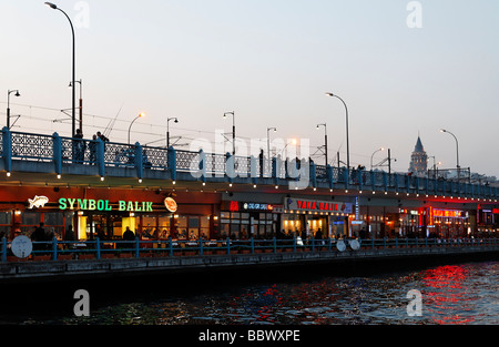 Galata-Brücke, beleuchteten Restaurants im Untergeschoss Abend Stimmung, Eminoenue, Istanbul, Türkei Stockfoto