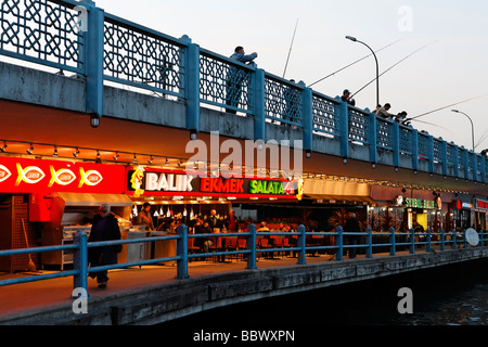 Galata-Brücke, beleuchteten Restaurants im Untergeschoss Abend Stimmung, Eminoenue, Istanbul, Türkei Stockfoto