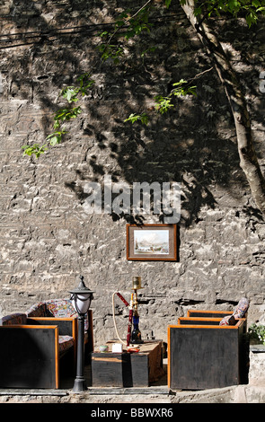 Sitz des Café draußen an der Wand des Topkapi-Palastes, türkische Wasserpfeife, Nargile, auf einem Tisch, Sultanahmet, Istanbul, Türkei Stockfoto