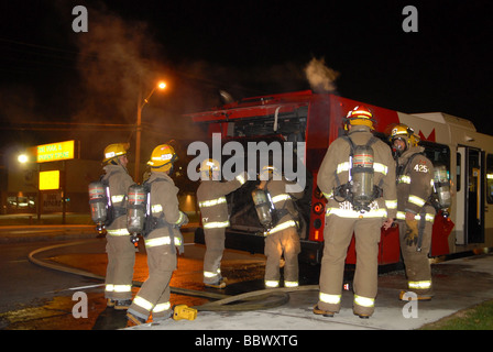 Feuer-Besatzungen inspizieren Motorraum um die Ursache von einem Triebwerksbrand ermitteln. Stockfoto