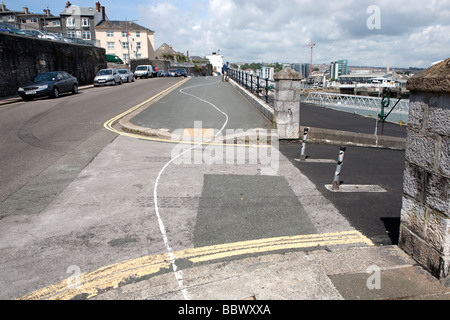weiße Linien Plymouth. Graffiti-Universität von Plymouth. malte im Barbican, Hacke, Stadtzentrum von Plymouth. Schüler-Kunst. Stockfoto