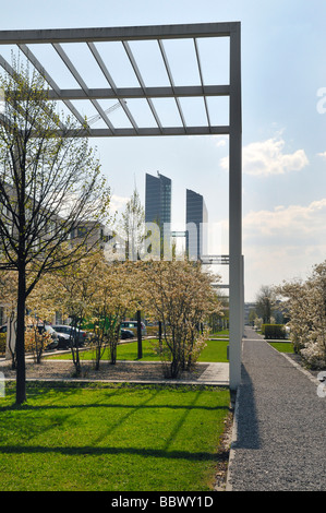 Highlight Towers 1 und 2, gebaut in den Rücken, von den Architekten Jahn Murphy, mit Park und Büro Gebäude, Schwabing, München, Keim Stockfoto