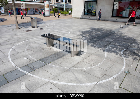 weiße Linien Plymouth. Graffiti, University of Plymouth. malte im Barbican, Hacke, Stadtzentrum von Plymouth. Schüler-Kunst. Stockfoto