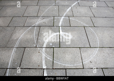 weiße Linien Plymouth. Graffiti, University of Plymouth. malte im Barbican, Hacke, Stadtzentrum von Plymouth. Schüler-Kunst. Stockfoto