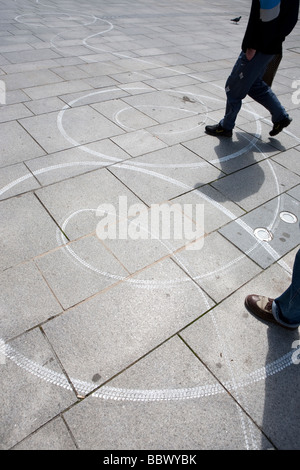 weiße Linien Plymouth. Graffiti, University of Plymouth. malte im Barbican, Hacke, Stadtzentrum von Plymouth. Schüler-Kunst. Stockfoto