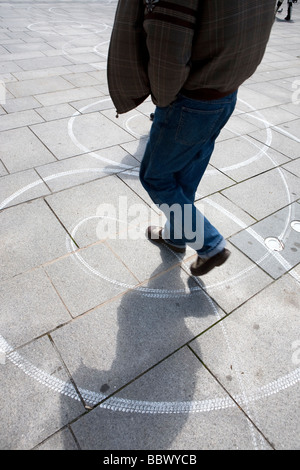 weiße Linien Plymouth. Graffiti, University of Plymouth. malte im Barbican, Hacke, Stadtzentrum von Plymouth. Schüler-Kunst. Stockfoto
