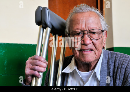 Leprapatienten mit Krücken, 77 Jahre, in der ASOHAN, eine Selbsthilfeorganisation für Lepra-Kranken, Bogota, Kolumbien, Süden Stockfoto