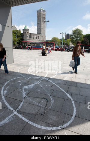weiße Linien Plymouth. Graffiti, University of Plymouth. malte im Barbican, Hacke, Stadtzentrum von Plymouth. Schüler-Kunst. Stockfoto
