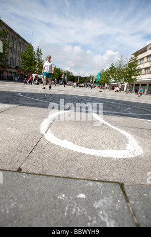 weiße Linien Plymouth. Graffiti, University of Plymouth. malte im Barbican, Hacke, Stadtzentrum von Plymouth. Schüler-Kunst. Stockfoto