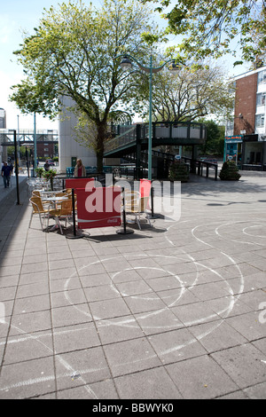 weiße Linien Plymouth. Graffiti, University of Plymouth. malte im Barbican, Hacke, Stadtzentrum von Plymouth. Schüler-Kunst. Stockfoto