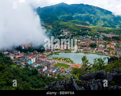 Blick über Sapa Stadt mit Wolken Rollen durch Berge Vietnam JPH0213 Stockfoto