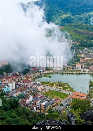 Blick über Sapa Stadt mit Wolken Rollen durch Berge Vietnam JPH0214 Stockfoto