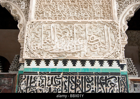 Kunstvolle arabische Inschrift auf der Bou Inania Medersa in Fes Marokko Stockfoto