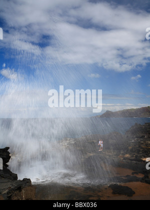 Der Ausbruch des Nakalele Blasloch auf der Nordküste von Maui, mit Wasser hoch in die Luft schafft einen Schleier auf dem Weg nach unten geblasen. Stockfoto