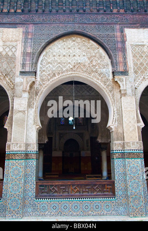 Im Inneren der Bou Inania Medersa in Fes Marokko Stockfoto