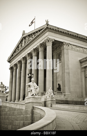 die berühmten Skulpturen rund um das österreichische Parlament gewidmet, der griechischen Göttin Pallas Athene Stockfoto