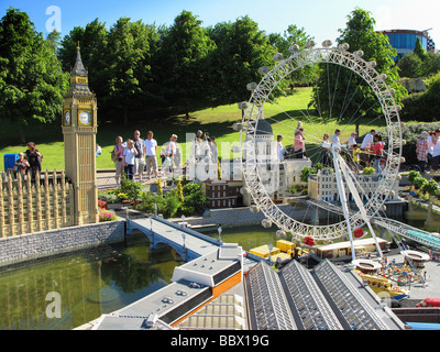 Ein Legoland Windsor Miniland-Szene Londons, die Darstellung der Häuser von Parlament und das London Eye Stockfoto