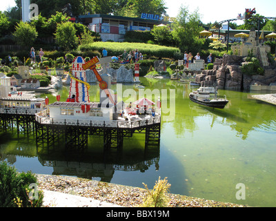 Eine Szene aus Legoland Windsor Miniland Darstellung einer Pier Amusment fair Stockfoto