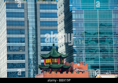 alte chinesische Tempel in den Schatten gestellt durch moderne Hochhaus in Bangkok Thailand Stockfoto