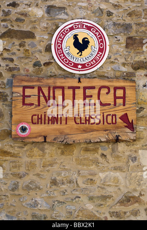 Chianti Classico Weinhändler Zeichen auf mittelalterliche Steinmauer in Castellina in Chianti, Toskana, Italien Stockfoto