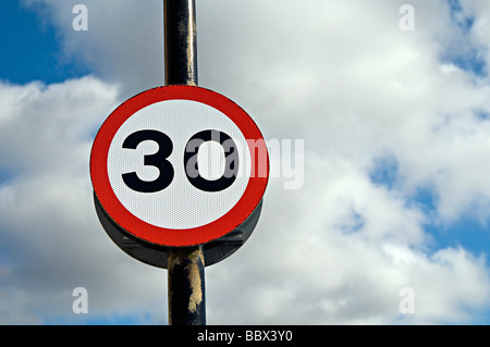 ein 30 Tempolimit Schild vor einem blauen Himmel an einem heißen Tag im Vereinigten Königreich Stockfoto