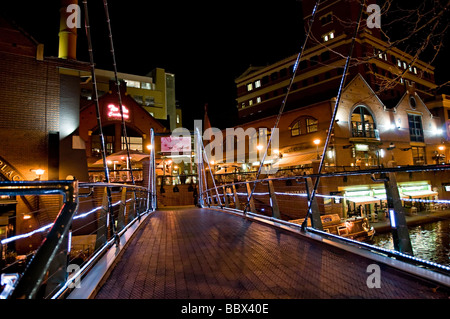 Blick auf den Kanal hinter der icc brindley Ort und Bars direkt am Kanal Stockfoto