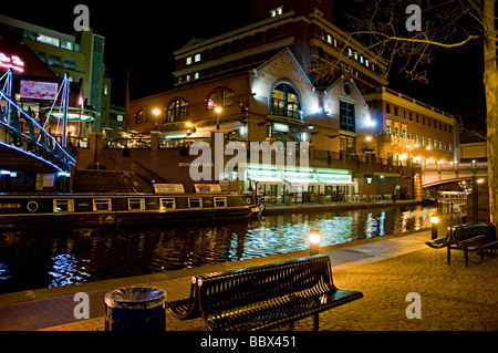 Blick auf den Kanal hinter der icc brindley Ort und Bars direkt am Kanal Stockfoto