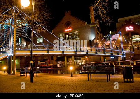 Blick auf den Kanal hinter der icc brindley Ort und Bars direkt am Kanal Stockfoto