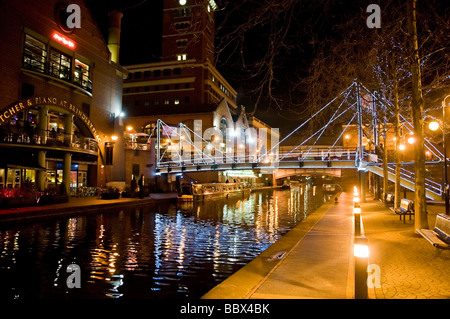 Blick auf den Kanal hinter der icc brindley Ort und Bars direkt am Kanal Stockfoto