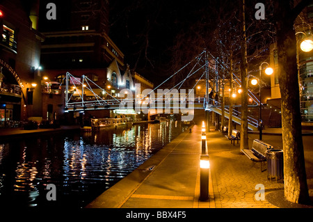 Blick auf den Kanal hinter der icc brindley Ort und Bars direkt am Kanal Stockfoto