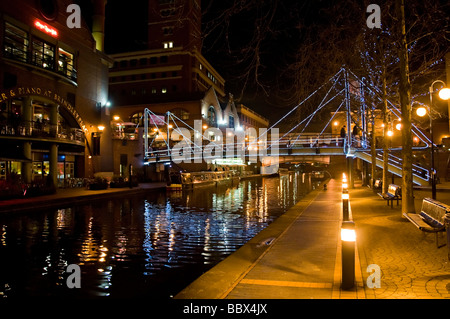 Blick auf den Kanal hinter der icc brindley Ort und Bars direkt am Kanal Stockfoto