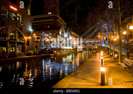 Blick auf den Kanal hinter der icc brindley Ort und Bars direkt am Kanal Stockfoto