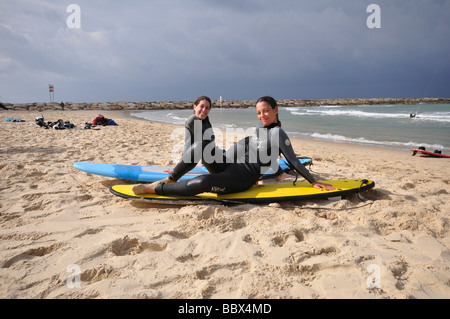 Israel Tel Aviv zwei weibliche Surfer in Ruhe am Strand Stockfoto