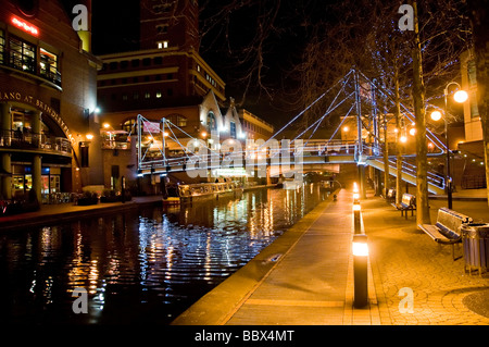 Blick auf den Kanal hinter der icc brindley Ort und Bars direkt am Kanal Stockfoto